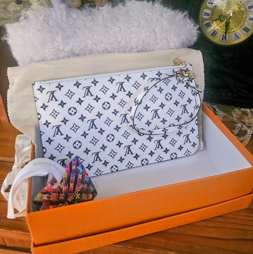 Louis Vuitton White & Black Monogram Canvas Wristlet - Picture 2 of 11